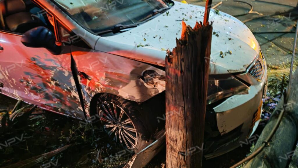 Rescate de Bomberos Estatales a cuatro personas luego de grave accidente en Tepic