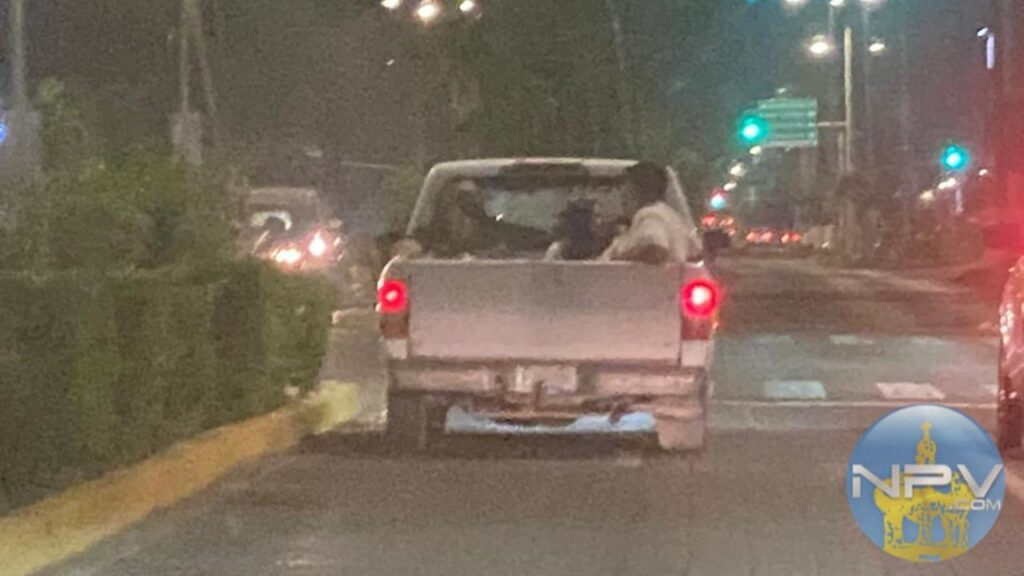 Riesgo inminente: Viajeros en la caja de camionetas destapadas en Puerto Vallarta