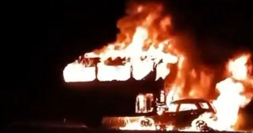 Trágico accidente en la Maxipista: Camión de pasajeros y vehículo chocan y quedan completamente destruidos