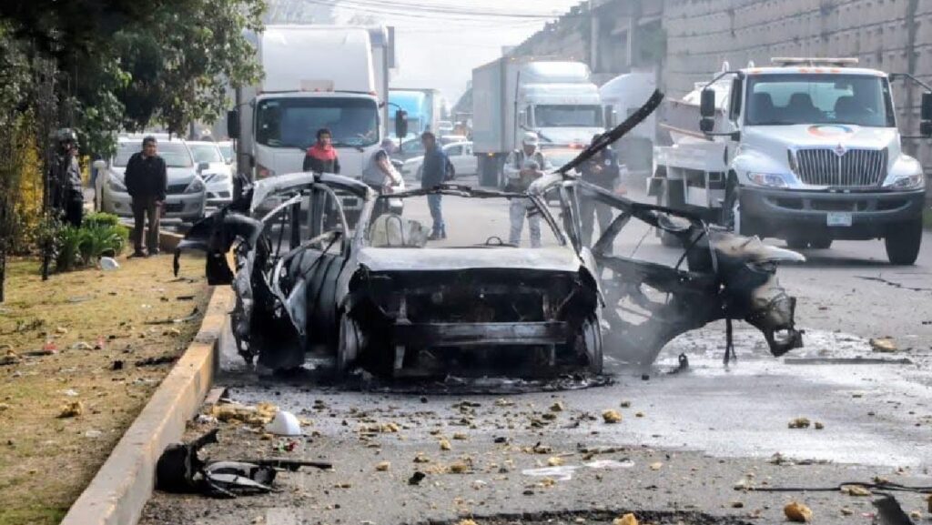 VIDEO: Taxi con pirotecnia explota en Lerma; fuerte incendio paraliza la carretera México-Toluca.