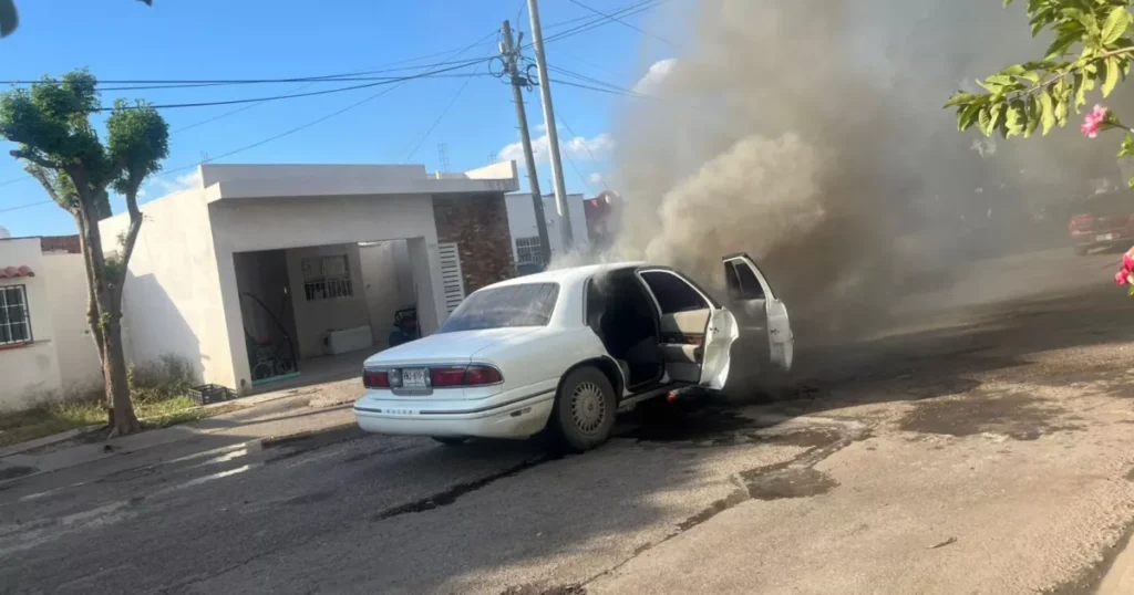 ¡Vehículo arde en llamas en Villas del Río, Culiacán!