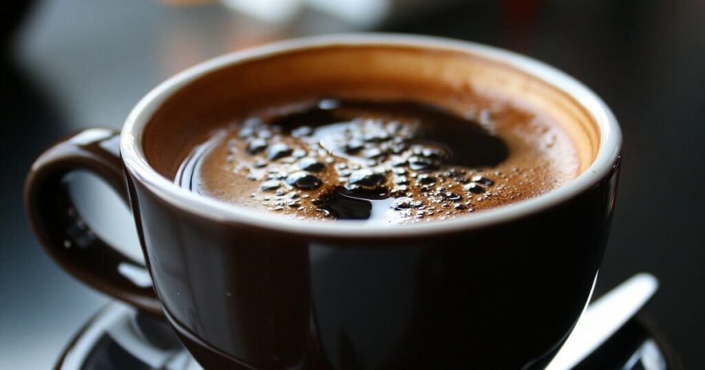 ¿Cuántas tazas de café negro al día son seguras para tu salud?