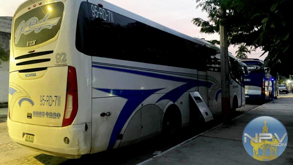 Caos en Puerto Vallarta debido a la imprudencia de camioneros visitantes