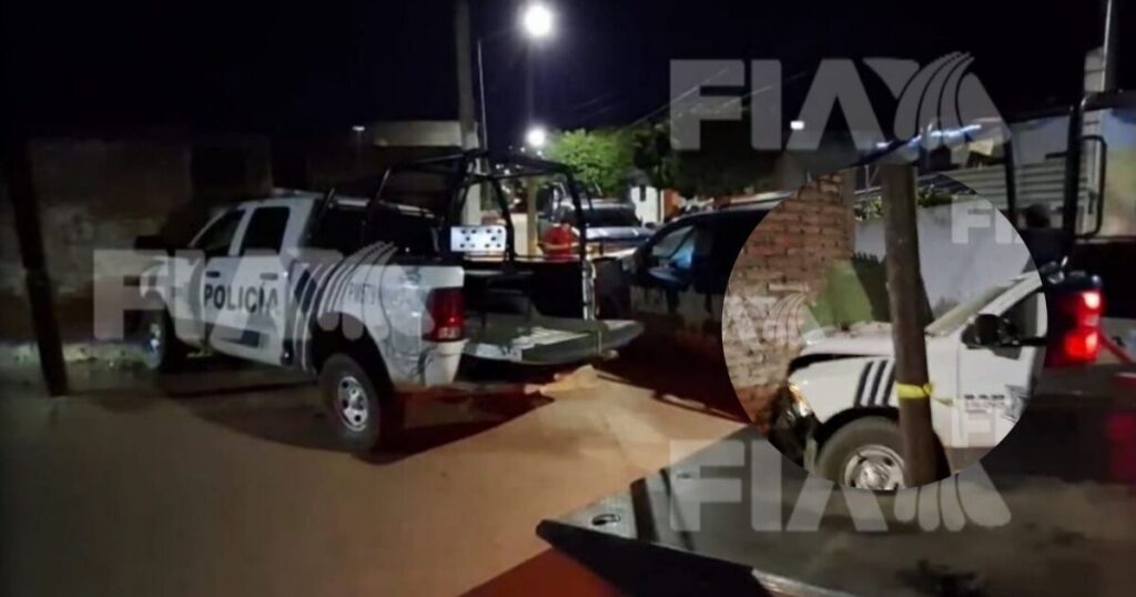 Colisión de patrullas en Mazatlán: Agentes de policía chocan y derriban un portón