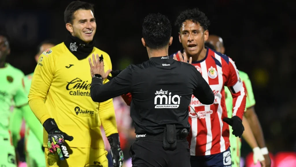 El VAR en México es utilizado para anular un penal a favor de Chivas