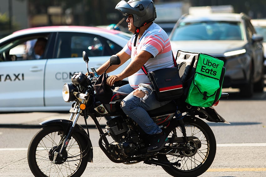 El mercado laboral formal de México tuvo dificultades en 2025, ¡pero el trabajo por encargo salvó el día!