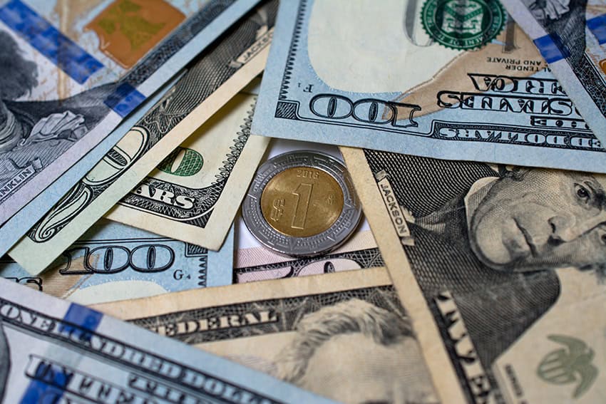 El peso cae por debajo de 17.5 frente al dólar estadounidense, su nivel más fuerte desde 2024