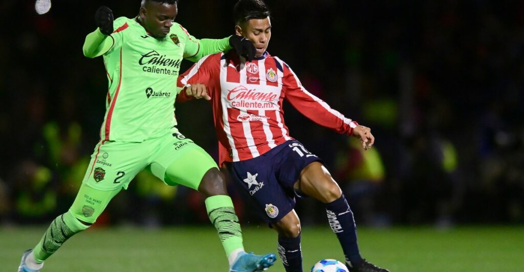 Gol tardío da a las Chivas una victoria clave para seguir en la cima de la Liga MX