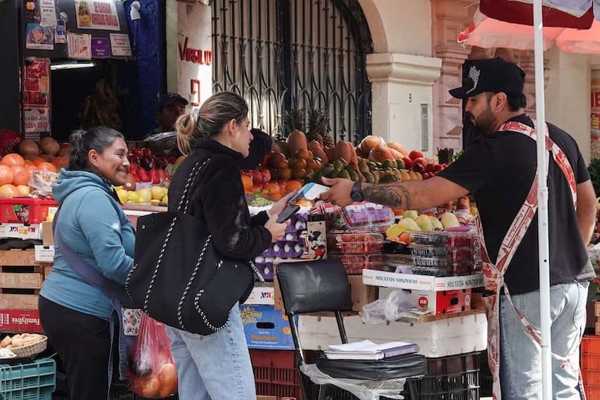 La economía creció un 2.3% en diciembre, mostrando un crecimiento anual por debajo del 1%