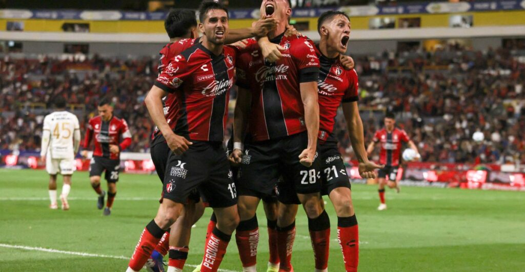 Atlas logra empate de último minuto contra los Pumas en apuros