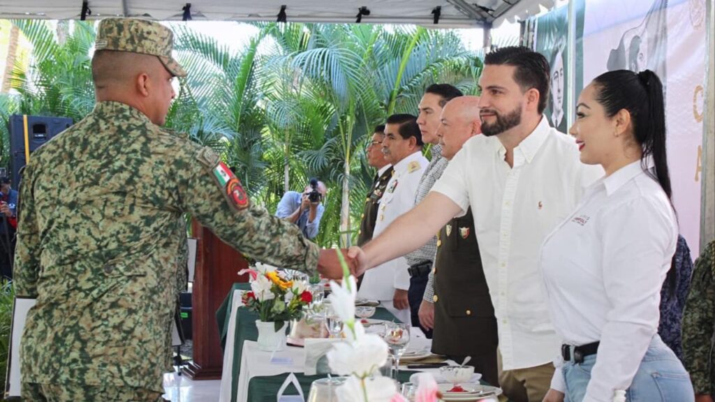Celebrando junto a Luis Munguía el 113 Aniversario del Ejército con las fuerzas armadas