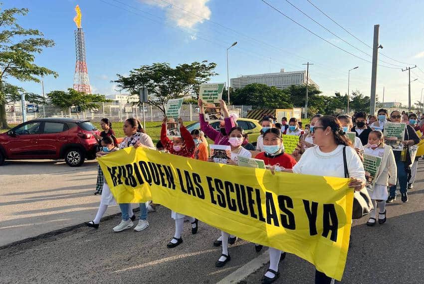 Familias exigen reubicación de 2 escuelas cerca de la refinería de Dos Bocas, por contaminación y ruido