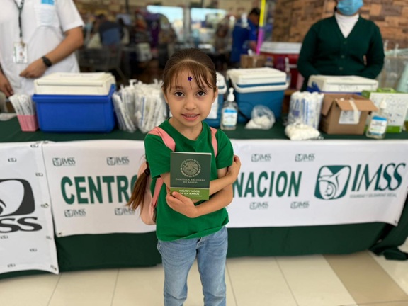 Familias se dirigen a grandes centros de Sinaloa para recibir la vacuna contra el sarampión