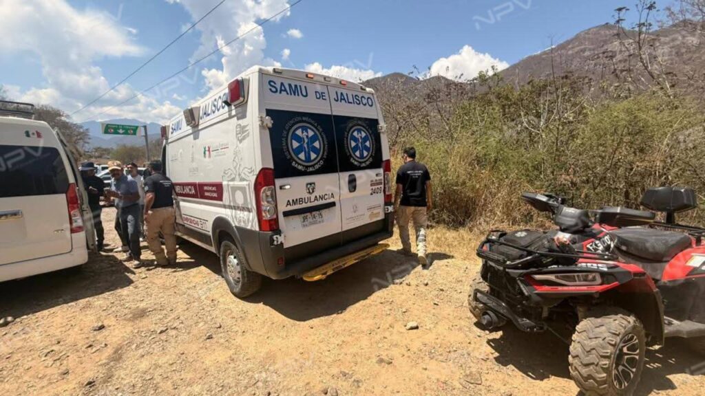 Agentes de la policía estatal asisten a una peregrina herida en la Cruz de Romero