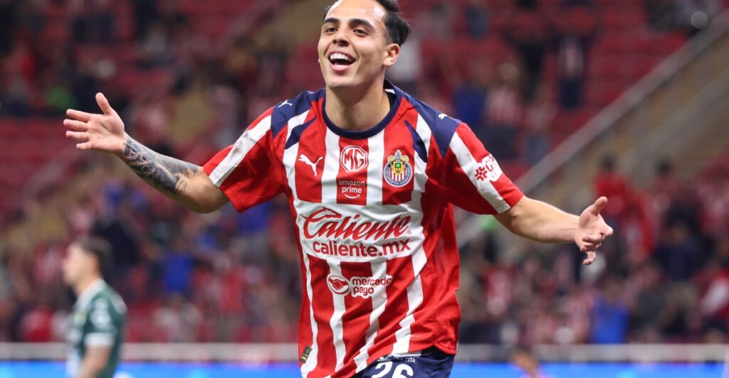 Chivas arrasa con León para volver al primer lugar de la Liga MX.