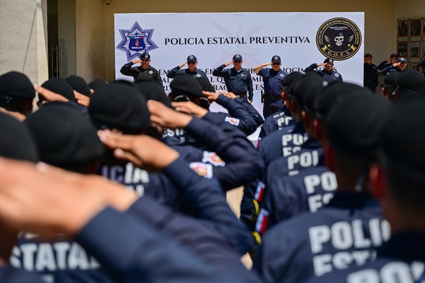 46 policías estatales de Sinaloa reciben certificados y premios al finalizar su formación en el GOES