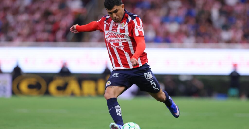 Chivas aplasta a Puebla para mantenerse en primer lugar
