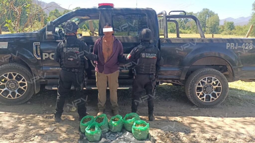 Detienen a individuo con drogas tras intentar escapar de la policía en Mascota