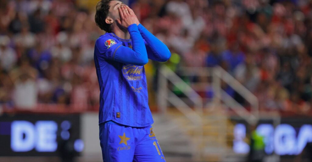 Necaxa y Chivas empatan sin goles en un partido poco emocionante