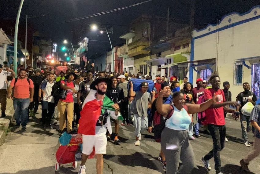 Nuevo grupo de migrantes parte de Chiapas hacia la Ciudad de México en busca de visas para trabajar en México.